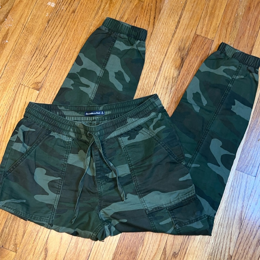 ABERCROMBIE & FITCH JEANS.